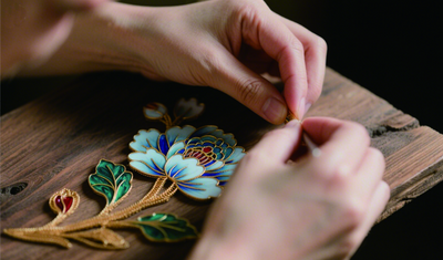 The Beauty of Craftsmanship: Tan Mujiang’s Fusion of Traditional Cloisonné Enamel with Wooden Combs