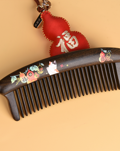 Travel-Friendly Grooming: Choosing Between Compact and Long Handle Combs