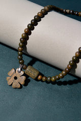 Bracelet en perles de bois en forme de fleur