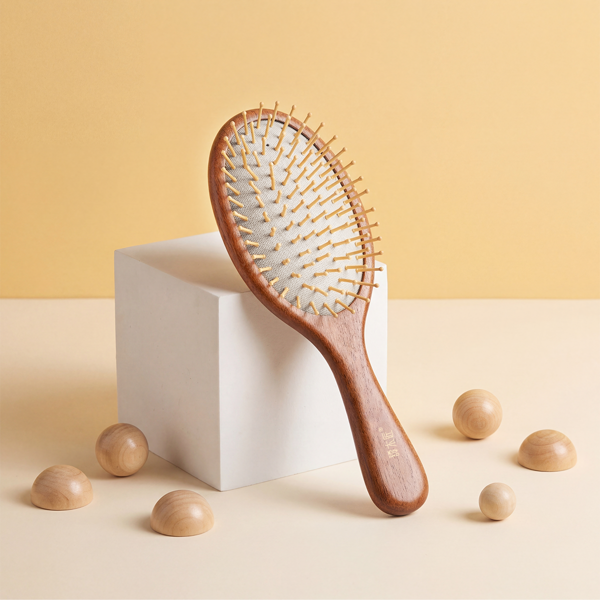 Brosse à cheveux en bois de hêtre certifié FSC avec picots métalliques