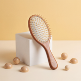 Brosse à cheveux en bois de hêtre certifié FSC avec picots métalliques