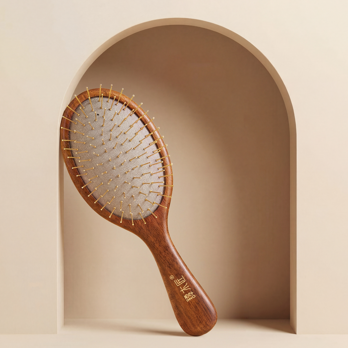 Brosse à cheveux en bois de hêtre certifié FSC avec picots métalliques
