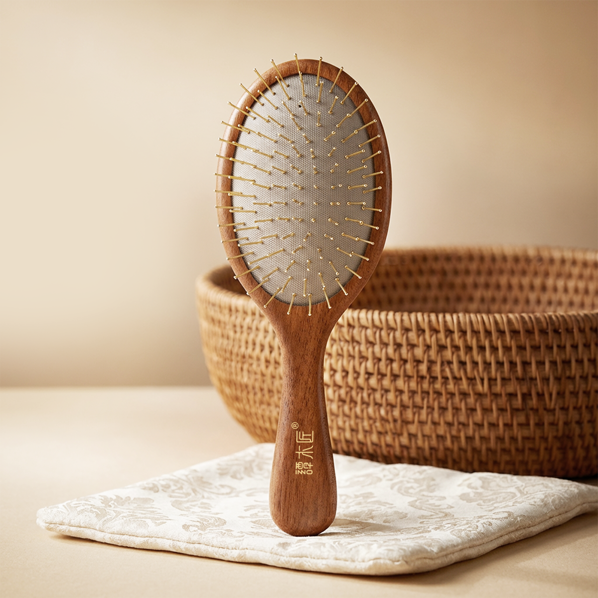 Brosse à cheveux en bois de hêtre certifié FSC avec picots métalliques