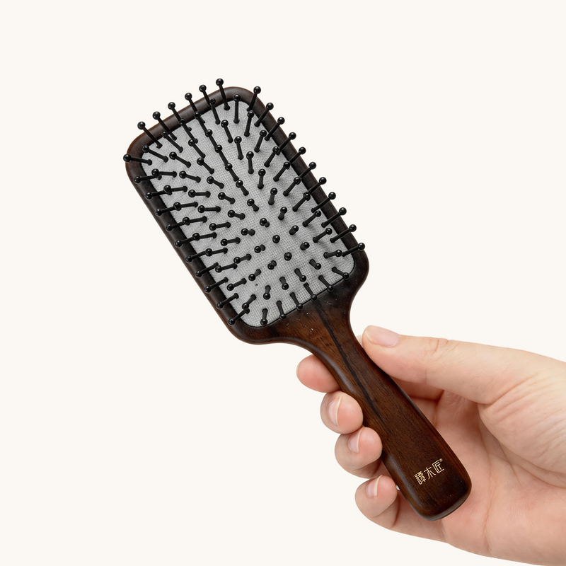 Brosse à cheveux en forme de carotte avec des oreilles de lapin