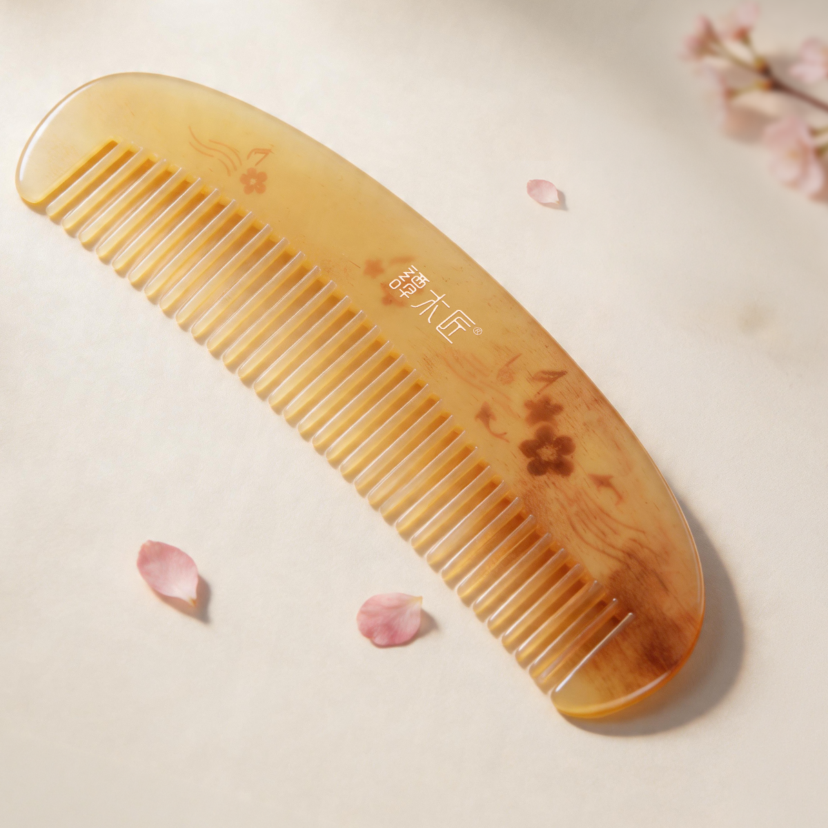 Haarkammzinken mit eingelegtem Blütenmuster