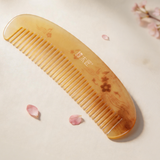 Haarkammzinken mit eingelegtem Blütenmuster