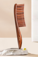 Peigne en bois rouge à dents insérées