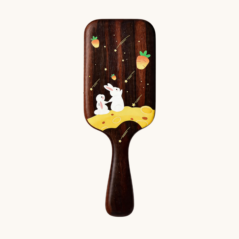 Brosse à cheveux en forme de carotte avec des oreilles de lapin