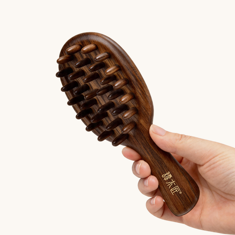Brosse à cheveux en bois avec dents insérées