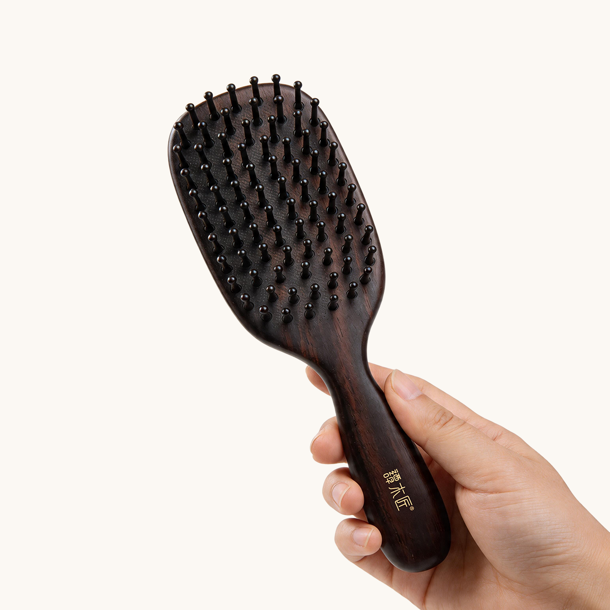brosse à cheveux en bois noir avec dents 2