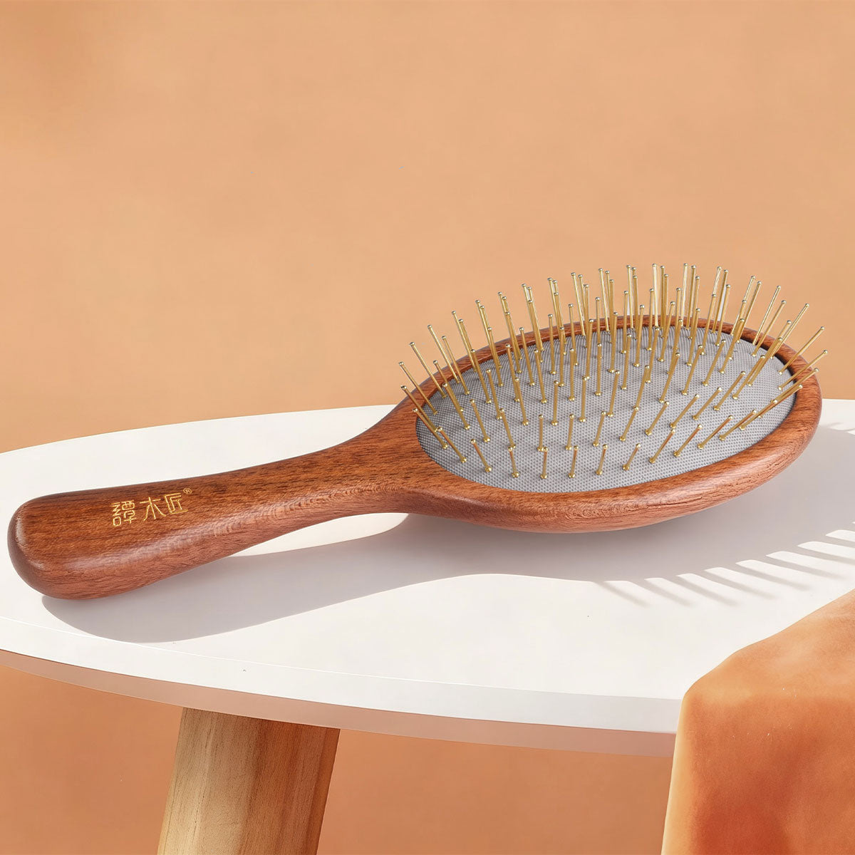 Brosse à cheveux en bois de hêtre certifié FSC avec picots métalliques