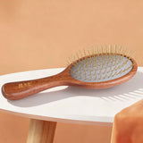 Brosse à cheveux en bois de hêtre certifié FSC avec picots métalliques